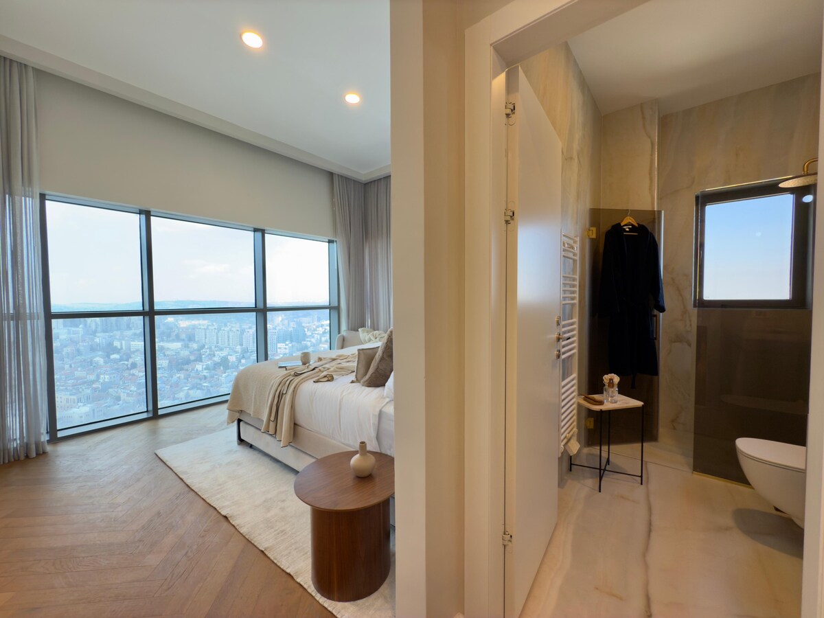 The Master Suite and its en suite bathroom